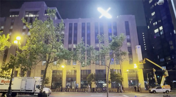 馬斯克總部巨大“X”標引爭議 太閃亮打擾鄰居休息